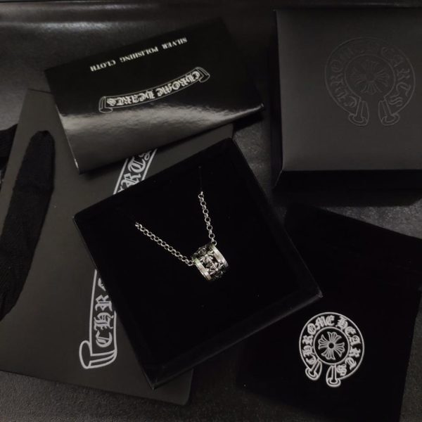 replica,repliche,fake,1:1,earrings,bracelet,ring,jewelry Collana con cuori cromati e croce con fiore