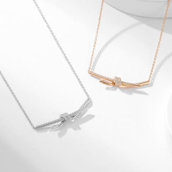 Collana di diamanti della serie Tiffany T Knot