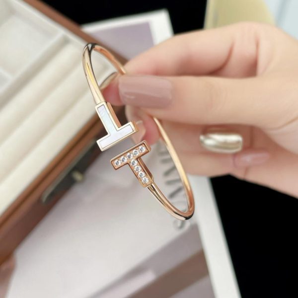 Bracciale aperto Tiffany serie doppia T con spirale piena di diamanti