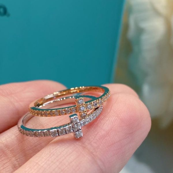 Anello Tiffany a forma di T interamente con diamanti