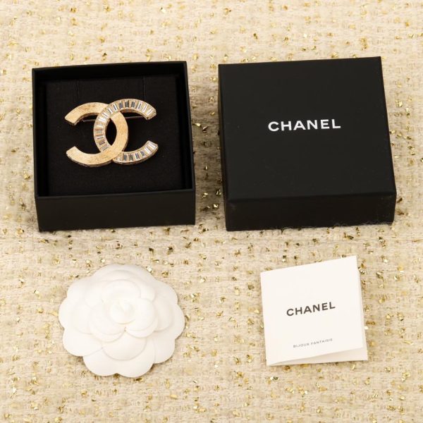 replica,repliche,fake,1:1,earrings,bracelet,ring,jewelry Spilla Chanel lunga con doppia C e diamanti