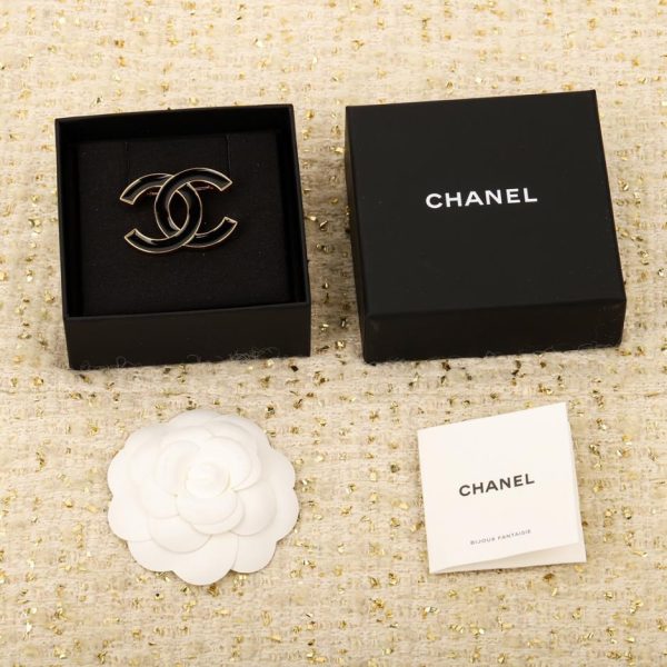 replica,repliche,fake,1:1,earrings,bracelet,ring,jewelry Spilla Chanel in smalto nero