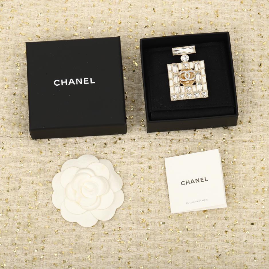 replica,repliche,fake,1:1,earrings,bracelet,ring,jewelry Spilla Chanel con strass per bottiglia d’acqua replica,repliche,fake,1:1,earrings,bracelet,ring,jewelry Spilla Chanel con strass per bottiglia d’acqua
