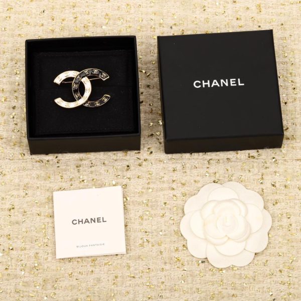 replica,repliche,fake,1:1,earrings,bracelet,ring,jewelry Spilla Chanel doppia C a goccia in bianco e nero