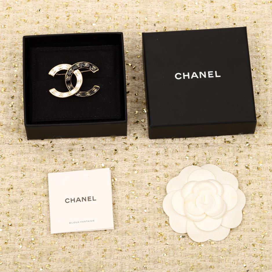 replica,repliche,fake,1:1,earrings,bracelet,ring,jewelry Spilla Chanel doppia C a goccia in bianco e nero replica,repliche,fake,1:1,earrings,bracelet,ring,jewelry Spilla Chanel doppia C a goccia in bianco e nero