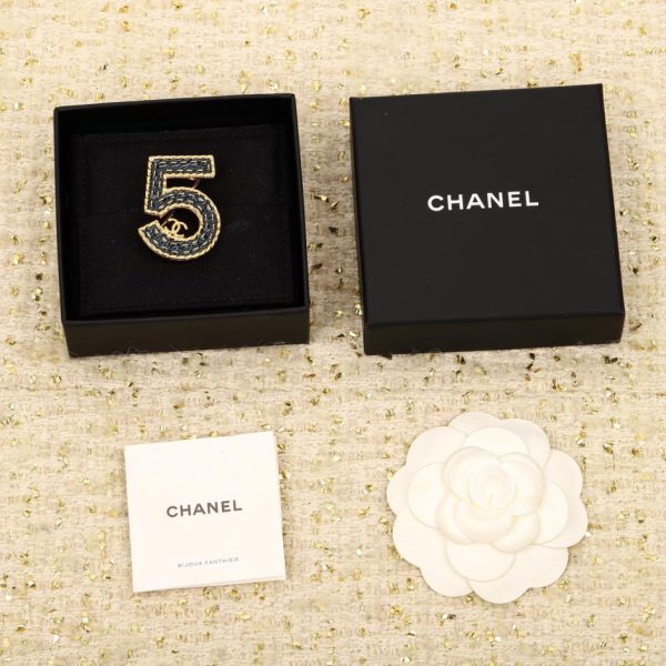 replica,repliche,fake,1:1,earrings,bracelet,ring,jewelry Spilla Chanel con 5 lettere blu denim