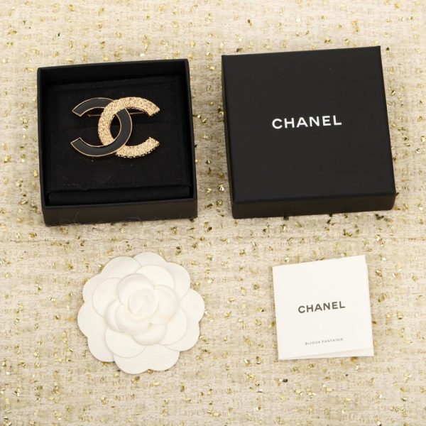 replica,repliche,fake,1:1,earrings,bracelet,ring,jewelry Spilla Chanel in rilievo oro smalto nero