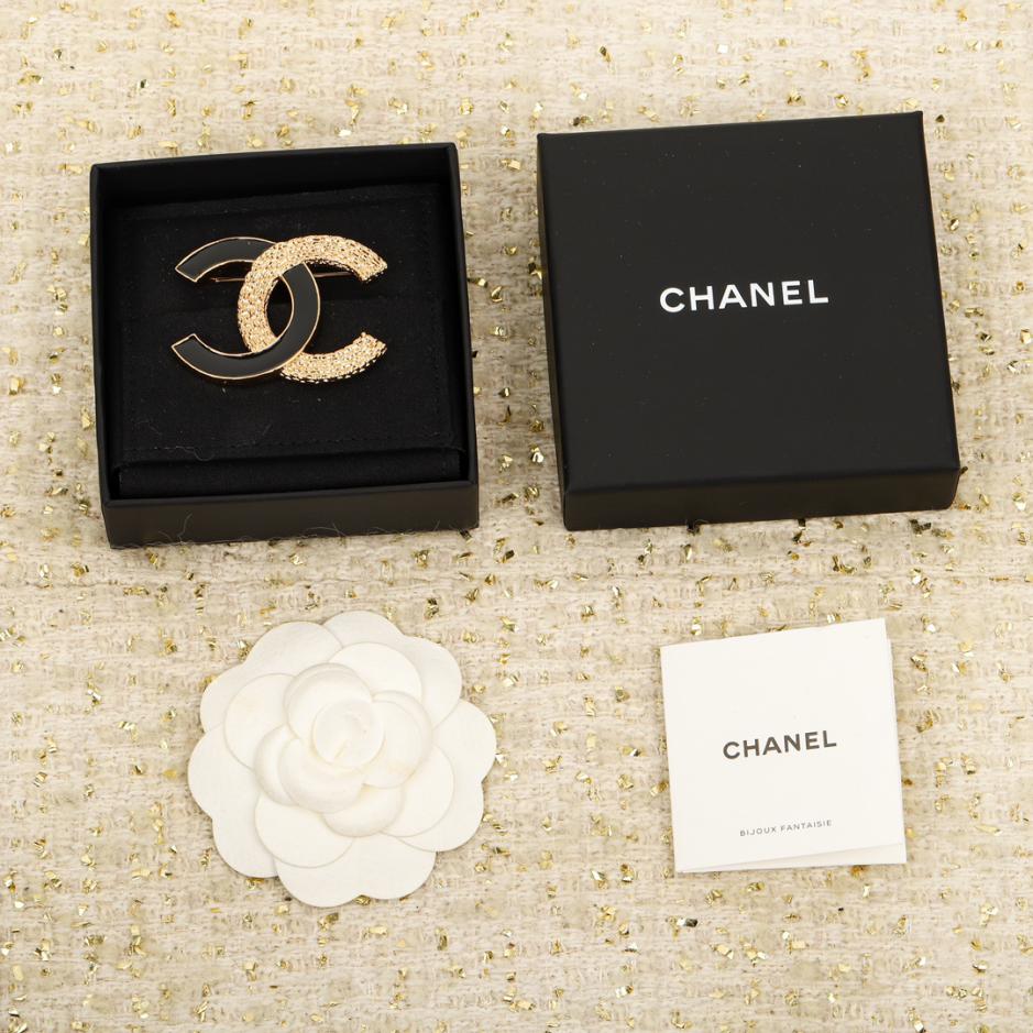 replica,repliche,fake,1:1,earrings,bracelet,ring,jewelry Spilla Chanel in rilievo oro smalto nero replica,repliche,fake,1:1,earrings,bracelet,ring,jewelry Spilla Chanel in rilievo oro smalto nero