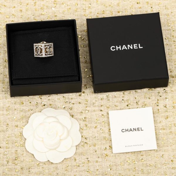 replica,repliche,fake,1:1,earrings,bracelet,ring,jewelry Spilla Chanel doppia C con triangolo pieno di diamanti