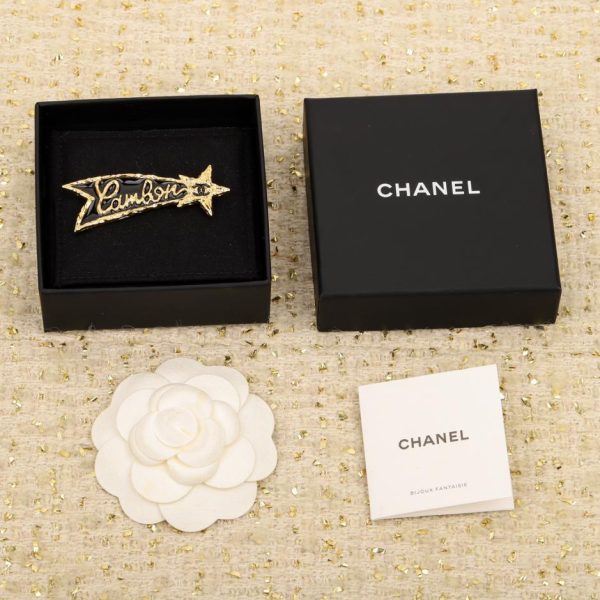 replica,repliche,fake,1:1,earrings,bracelet,ring,jewelry Spilla Chanel con stella lava e lettera in oro nero