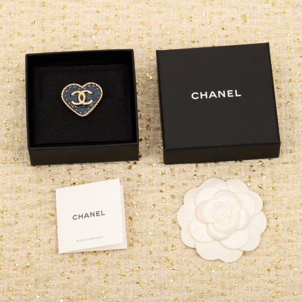 replica,repliche,fake,1:1,earrings,bracelet,ring,jewelry Spilla d’amore piccola Chanel blu denim