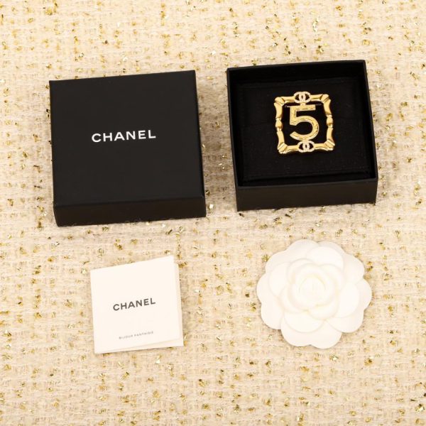 replica,repliche,fake,1:1,earrings,bracelet,ring,jewelry Spilla vuota quadrata Chanel con 5 parole