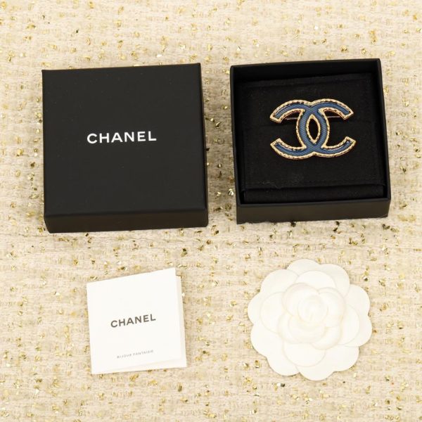 replica,repliche,fake,1:1,earrings,bracelet,ring,jewelry Spilla Chanel doppia C in denim