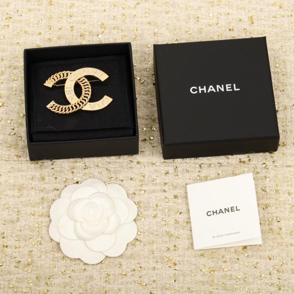 replica,repliche,fake,1:1,earrings,bracelet,ring,jewelry Spilla Chanel con lettera doppia c a catena