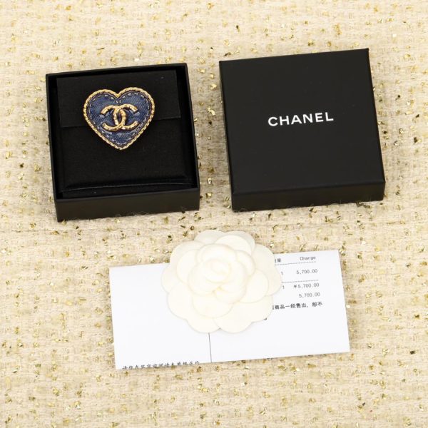 replica,repliche,fake,1:1,earrings,bracelet,ring,jewelry Spilla d’amore grande Chanel blu denim