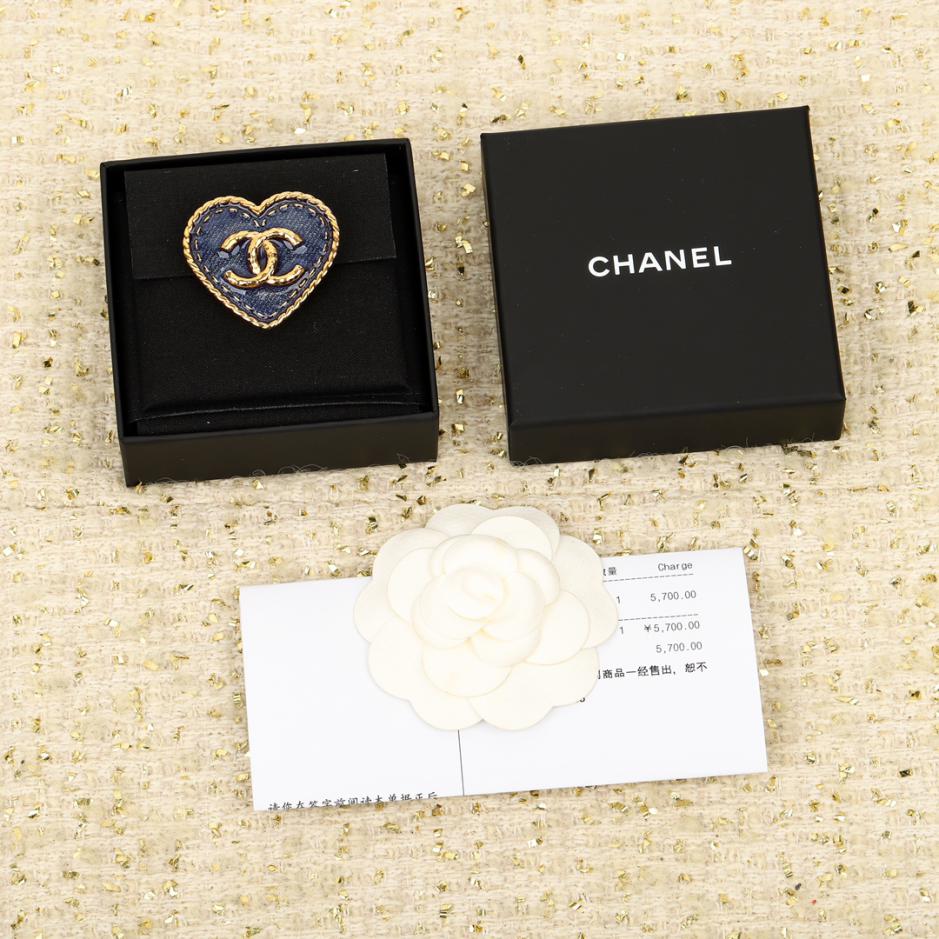 replica,repliche,fake,1:1,earrings,bracelet,ring,jewelry Spilla d’amore grande Chanel blu denim replica,repliche,fake,1:1,earrings,bracelet,ring,jewelry Spilla d’amore grande Chanel blu denim