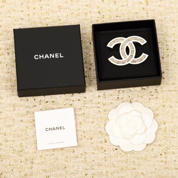 replica,repliche,fake,1:1,earrings,bracelet,ring,jewelry Nuova spilla doppia C di Chanel