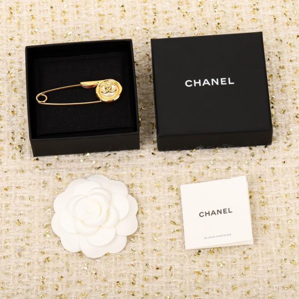 replica,repliche,fake,1:1,earrings,bracelet,ring,jewelry Spilla Chanel con perle doppia C