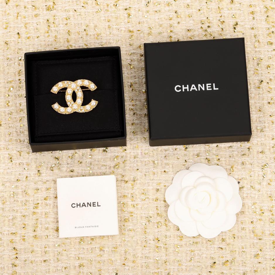 replica,repliche,fake,1:1,earrings,bracelet,ring,jewelry Spilla Chanel doppia c di perle replica,repliche,fake,1:1,earrings,bracelet,ring,jewelry Spilla Chanel doppia c di perle