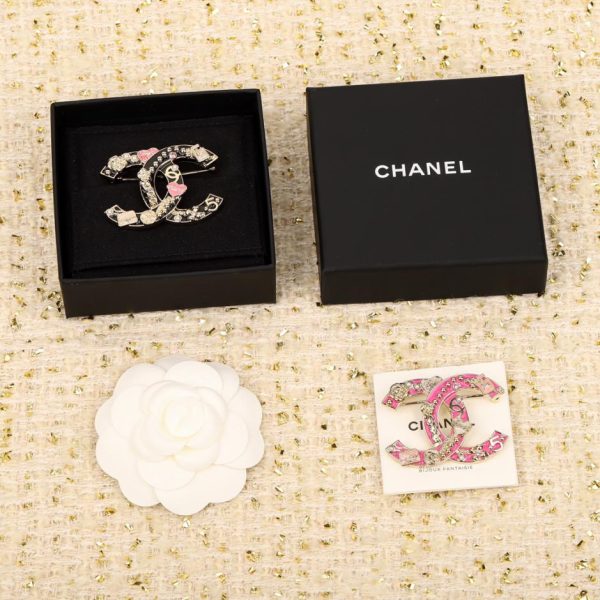 replica,repliche,fake,1:1,earrings,bracelet,ring,jewelry Spilla Chanel doppia C in smalto