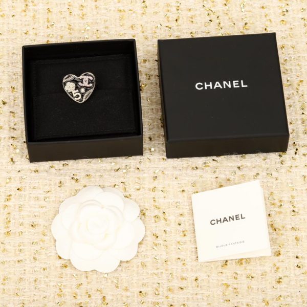 replica,repliche,fake,1:1,earrings,bracelet,ring,jewelry Spilla d’amore smaltata Chanel