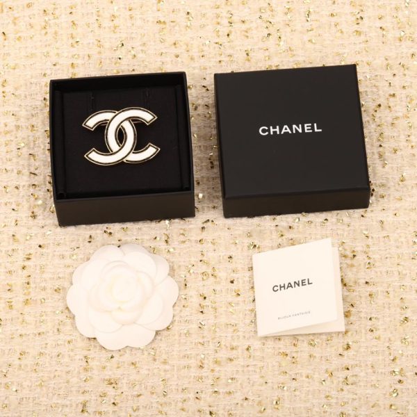 replica,repliche,fake,1:1,earrings,bracelet,ring,jewelry Spilla Chanel a goccia di olio bianco