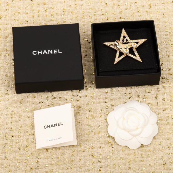Spilla Chanel con stella a cinque punte