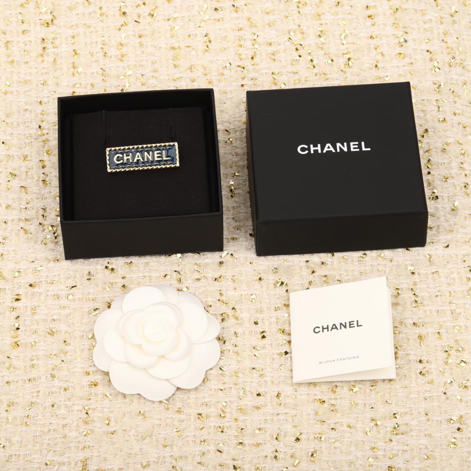 replica,repliche,fake,1:1,earrings,bracelet,ring,jewelry Spilla quadrata con lettera in denim Chanel replica,repliche,fake,1:1,earrings,bracelet,ring,jewelry Spilla quadrata con lettera in denim Chanel
