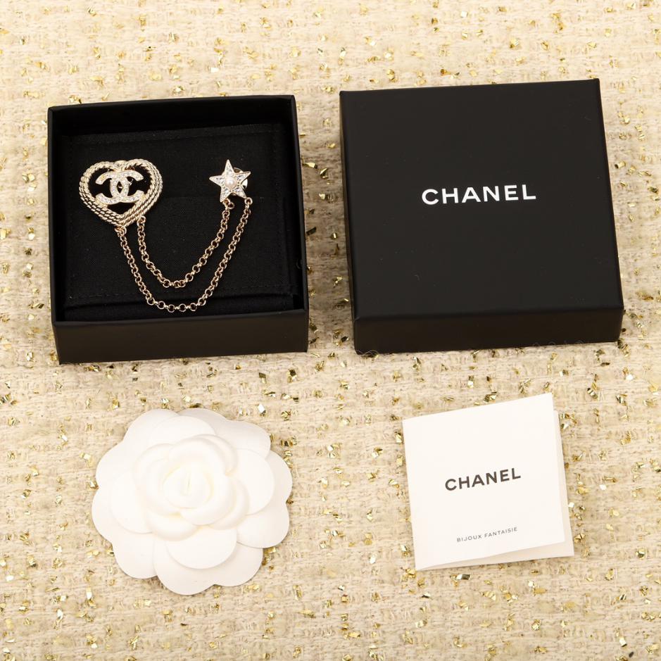 replica,repliche,fake,1:1,earrings,bracelet,ring,jewelry Spilla Chanel con catena dell’amore intrecciata cava replica,repliche,fake,1:1,earrings,bracelet,ring,jewelry Spilla Chanel con catena dell’amore intrecciata cava
