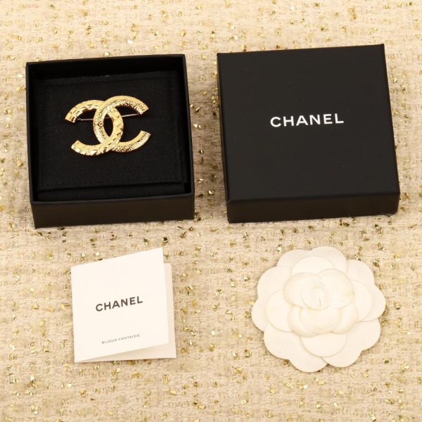 replica,repliche,fake,1:1,earrings,bracelet,ring,jewelry Spilla Chanel doppia C in rilievo