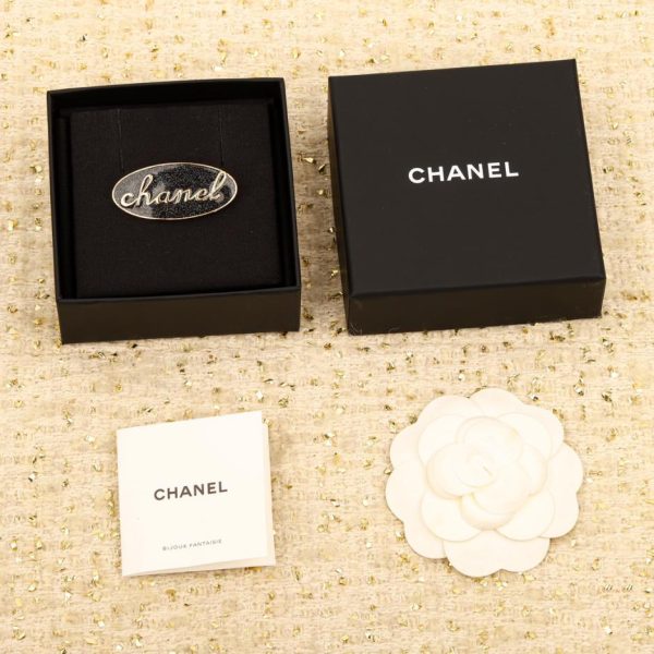 replica,repliche,fake,1:1,earrings,bracelet,ring,jewelry Spilla Chanel smaltata con lettere inglesi