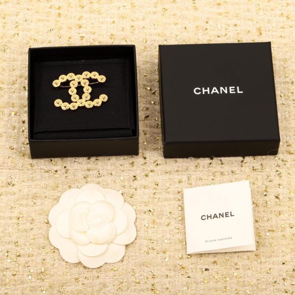 replica,repliche,fake,1:1,earrings,bracelet,ring,jewelry Spilla Chanel doppia C con bottone