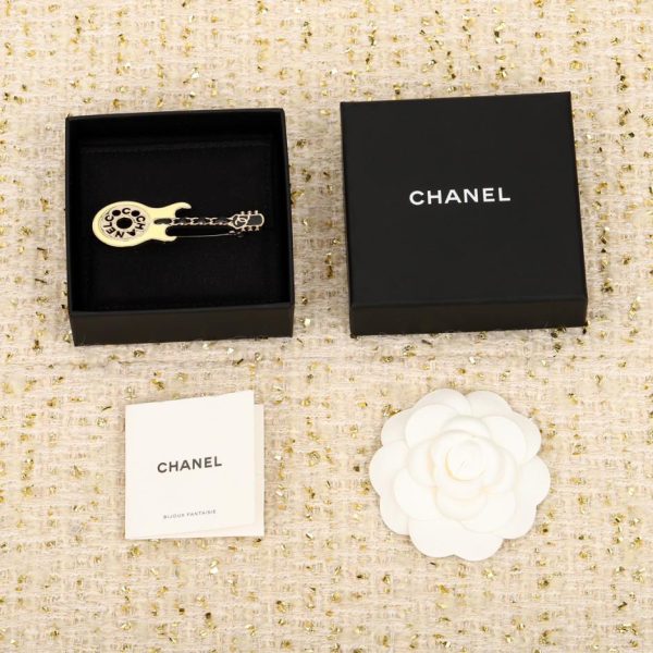 replica,repliche,fake,1:1,earrings,bracelet,ring,jewelry Spilla chitarra Chanel verde avocado