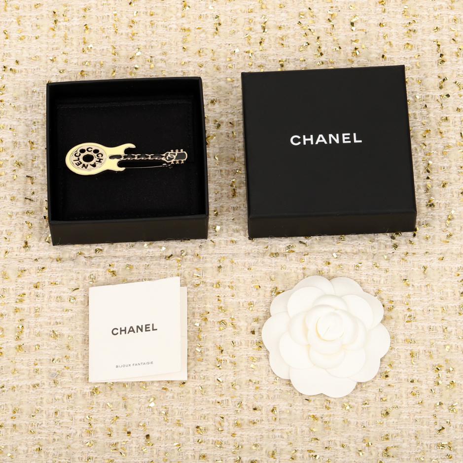 replica,repliche,fake,1:1,earrings,bracelet,ring,jewelry Spilla chitarra Chanel verde avocado replica,repliche,fake,1:1,earrings,bracelet,ring,jewelry Spilla chitarra Chanel verde avocado