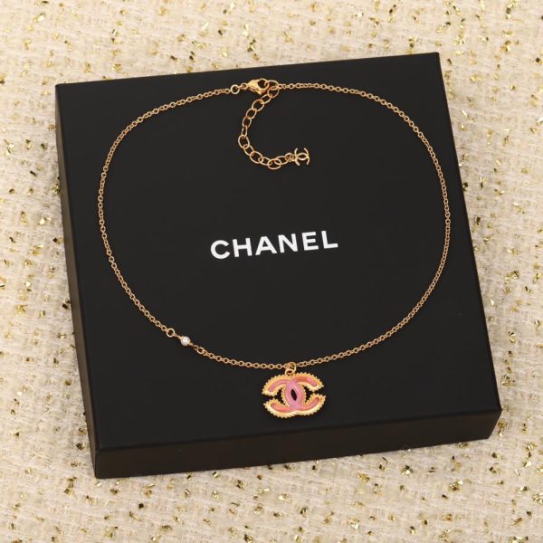 Collana Chanel doppia C in resina rosa