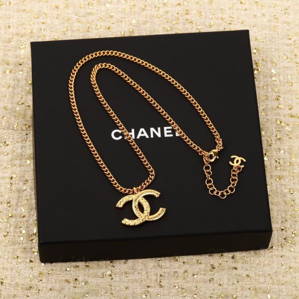 Collana Chanel con lettera incisa a rombo c