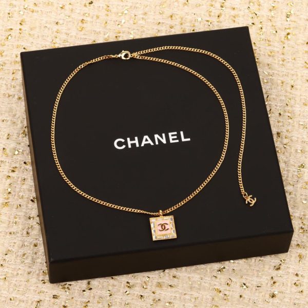 Collana Chanel doppia C quadrata rosa