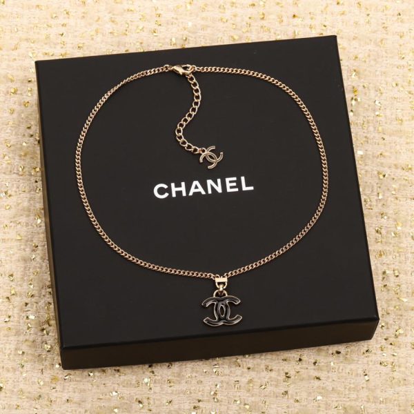 replica,repliche,fake,1:1,earrings,bracelet,ring,jewelry Collana Chanel con pendente doppia C in smalto nero