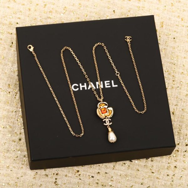 replica,repliche,fake,1:1,earrings,bracelet,ring,jewelry Collana Chanel con perle di camelia