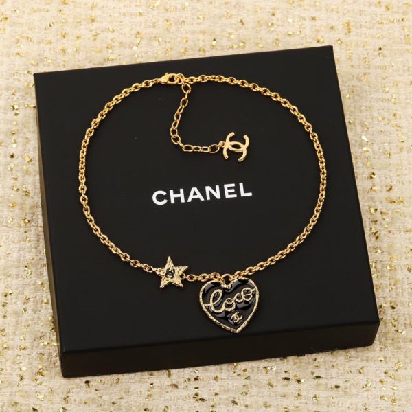 replica,repliche,fake,1:1,earrings,bracelet,ring,jewelry Collana Chanel con lettera d’amore in smalto nero con diamanti