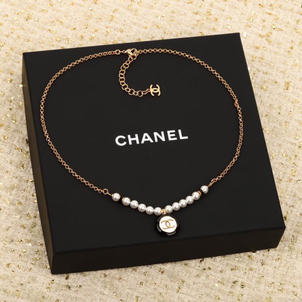 replica,repliche,fake,1:1,earrings,bracelet,ring,jewelry Collana Chanel con pendente rotondo smaltato con bottoni bianchi e neri