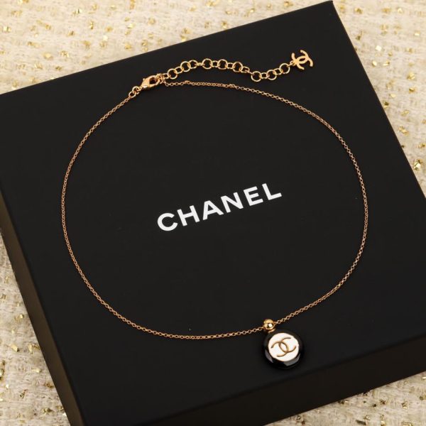 replica,repliche,fake,1:1,earrings,bracelet,ring,jewelry Collana Chanel con pendente doppia C smaltata rotonda con bottoni bianchi e neri