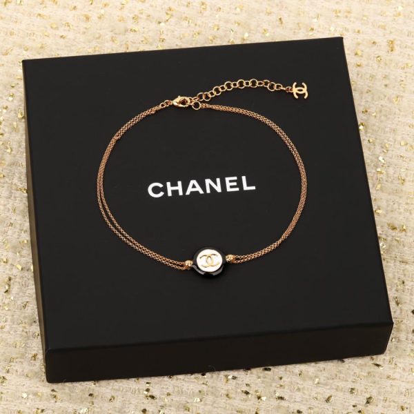 replica,repliche,fake,1:1,earrings,bracelet,ring,jewelry Girocollo Chanel con catena doppia C smaltata rotonda con bottoni bianchi e neri