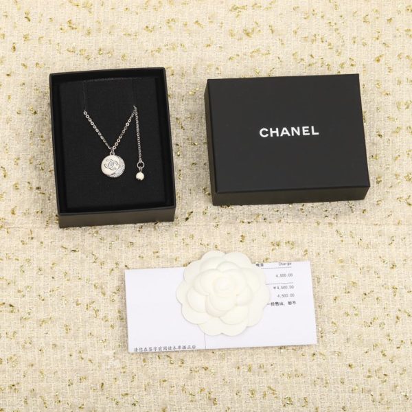replica,repliche,fake,1:1,earrings,bracelet,ring,jewelry Collana Chanel doppia C in resina bianca