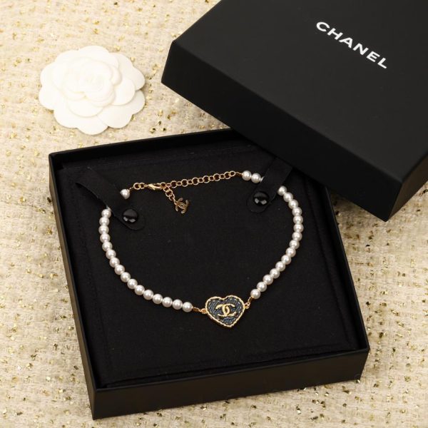 replica,repliche,fake,1:1,earrings,bracelet,ring,jewelry Collana di perle d’amore in denim Chanel!