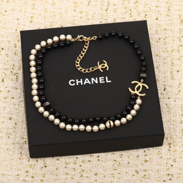 replica,repliche,fake,1:1,earrings,bracelet,ring,jewelry Collana Chanel doppia con perle bianche e nere