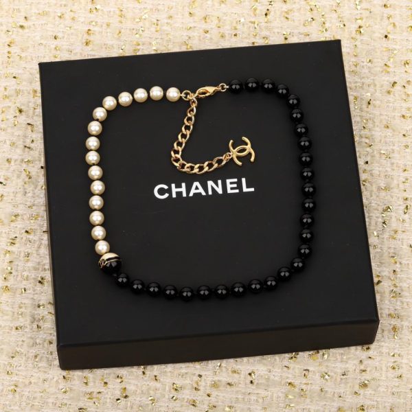 replica,repliche,fake,1:1,earrings,bracelet,ring,jewelry Collana Chanel con perle bianche e nere