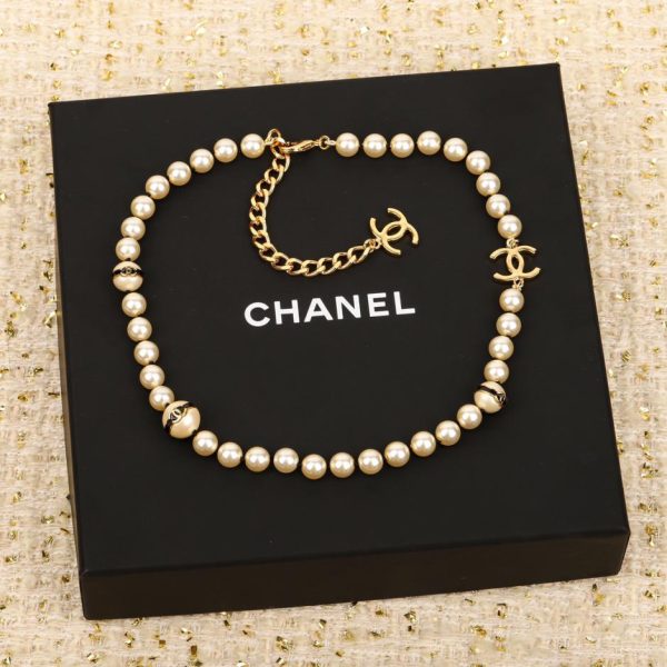 replica,repliche,fake,1:1,earrings,bracelet,ring,jewelry Collana Chanel con perle bianche e nere