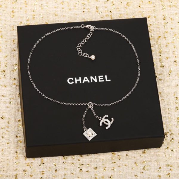 replica,repliche,fake,1:1,earrings,bracelet,ring,jewelry Collana Chanel con diamanti rotondi e perline floreali