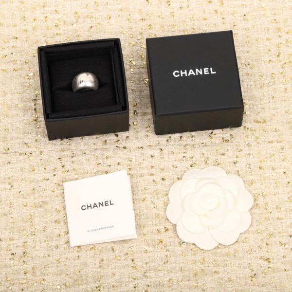 replica,repliche,fake,1:1,earrings,bracelet,ring,jewelry Anello largo con lettera graffiti di Chanel